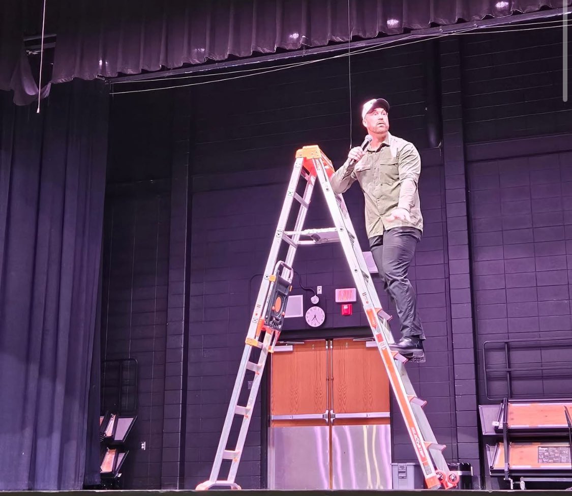 GeneralsAth's tweet photo. Thank you for inspiring our community Mike!  Also, a big shout out to the Athletic Booster Club for bringing him to town!  #GoGenerals https://t.co/D9lIGYxu4y