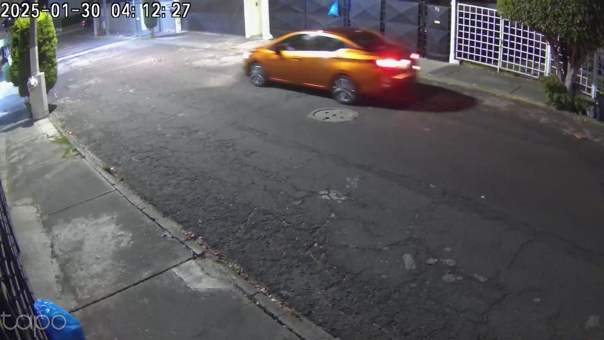 Sr. <a href="/isaacsolar/">Isaac Montoya</a>, hoy a las 4 a.m. llegaron delincuentes en el vehículo de la fotografía y se robaron un auto gris en Colina de las Ventiscas, #Boulevares. ¿Cómo va la estrategia de seguridad? No veo avances como pregonó tanto en campaña. #Naucalpan <a href="/PoliciaNau/">Policía Municipal de Naucalpan</a> <a href="/delfinagomeza/">Delfina Gómez A.</a>