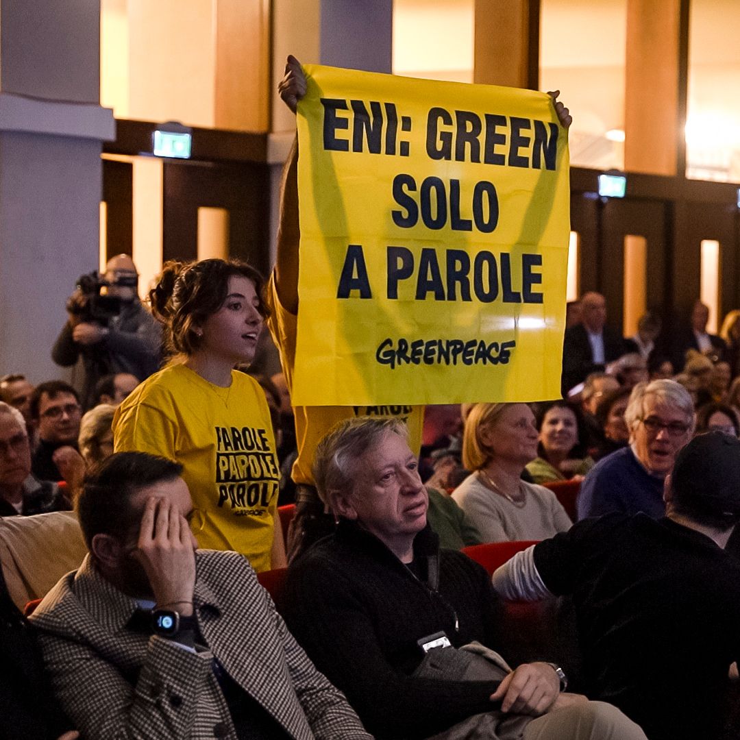 ENI green? Solo a parole! 🔴

È il messaggio di denuncia che abbiamo portato all’amministratore delegato di ENI, Claudio Descalzi, al Festival “La Ripartenza” di Nicola Porro. Contro la crisi climatica abbiamo urgente bisogno di azioni concrete.

Scopri di più