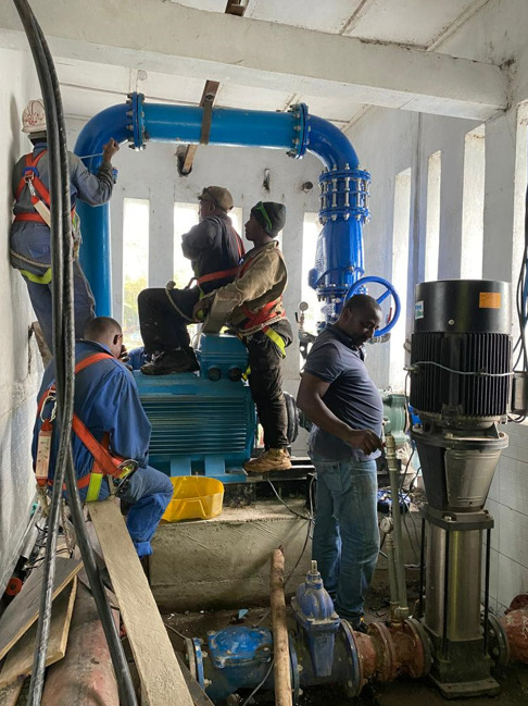 CICR_Afrique's tweet photo. 📍#Goma - Nous avons rétabli l’électricité, vitale pour les blessés de guerre et les structures médicales (dont l’INRB).
Cela a aussi permis de relancer la station de pompage de Kyeshero, qui alimente en eau plusieurs quartiers ainsi que les hôpitaux de Kyeshero, Ndosho et Himbi. https://t.co/WdSCFoo8WQ
