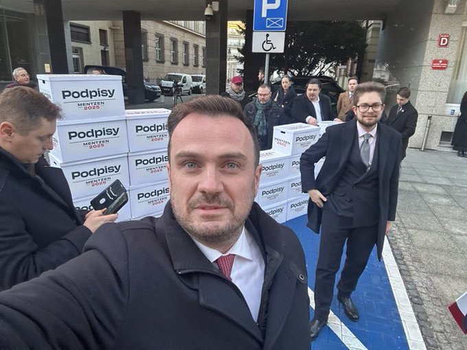 Mentzenowcy zajęli jedyne miejsce dla niepełnosprawnych żeby rozłożyć pudła z podpisami. 
Dlaczego oni tak nienawidzą osób z niepełnosprawnościami?