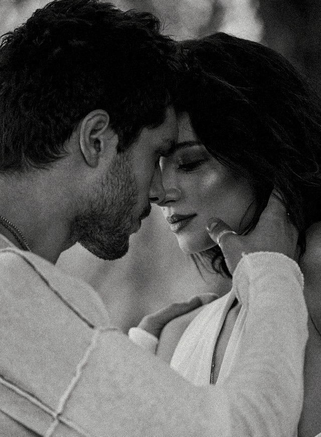 Lejosdelmar73's tweet image. Cuando se trata de lo que uno más ama, siempre es mejor estar atrapados y juntos que libres y separados. 

▪︎ Hannah Nicole Maehrer 

#mejor