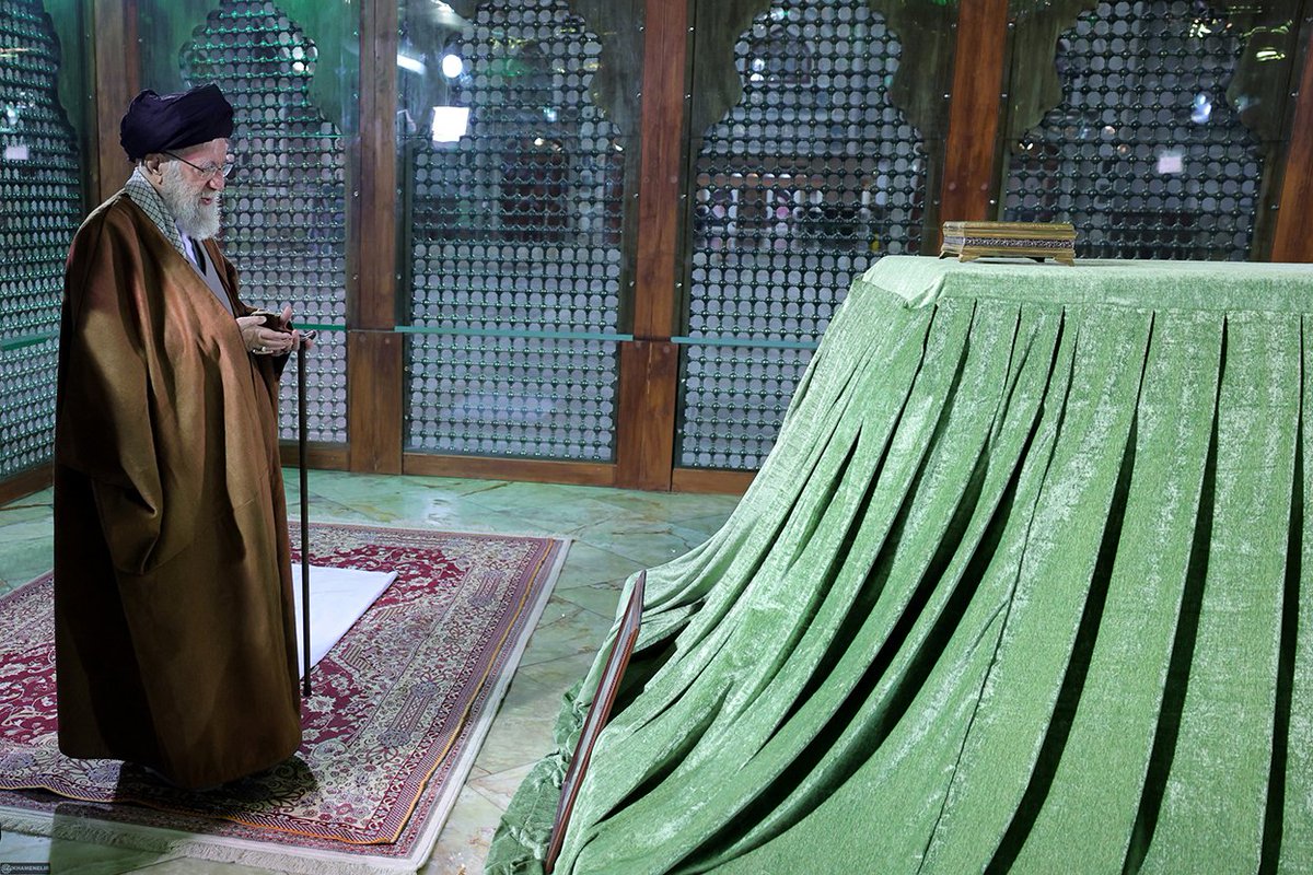 AliHamanei's tweet photo. Devrim Liderinin, İmam Humeyni’nin Türbesi ve Behişt-i Zehra Ziyareti 
https://t.co/6p3EzleMXp
Devrim Lideri, Ayetullah Hamanei bu sabah İran İslam Devrimi’nin zaferinin yıldönümü öncesinde, İmam Humeyni (r.a.)’nin manevi türbesine giderek Fatiha okudu ve İran İslam Cumhuriyeti’nin kurucusuna saygılarını sundu.
@Khamenei_fa @tr_khamenei_ir @ar_khamenei @khamenei_ir