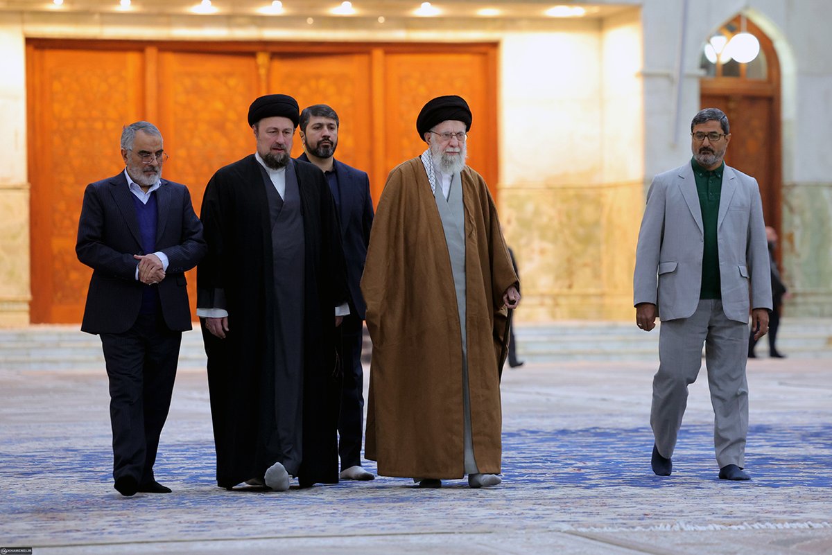 AliHamanei's tweet photo. Devrim Liderinin, İmam Humeyni’nin Türbesi ve Behişt-i Zehra Ziyareti 
https://t.co/6p3EzleMXp
Devrim Lideri, Ayetullah Hamanei bu sabah İran İslam Devrimi’nin zaferinin yıldönümü öncesinde, İmam Humeyni (r.a.)’nin manevi türbesine giderek Fatiha okudu ve İran İslam Cumhuriyeti’nin kurucusuna saygılarını sundu.
@Khamenei_fa @tr_khamenei_ir @ar_khamenei @khamenei_ir