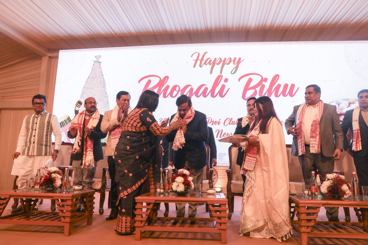himantabiswa's tweet image. Spent a great time with the Assamese community in New Delhi tonight, sharing pithas &amp;amp; selfies 😃

Our extended family in the national capital, I spoke to them about our vision of a new Assam and their role in making it a reality!

@sarbanandsonwal
@DilipSaikia4Bjp
@PmargheritaBJP