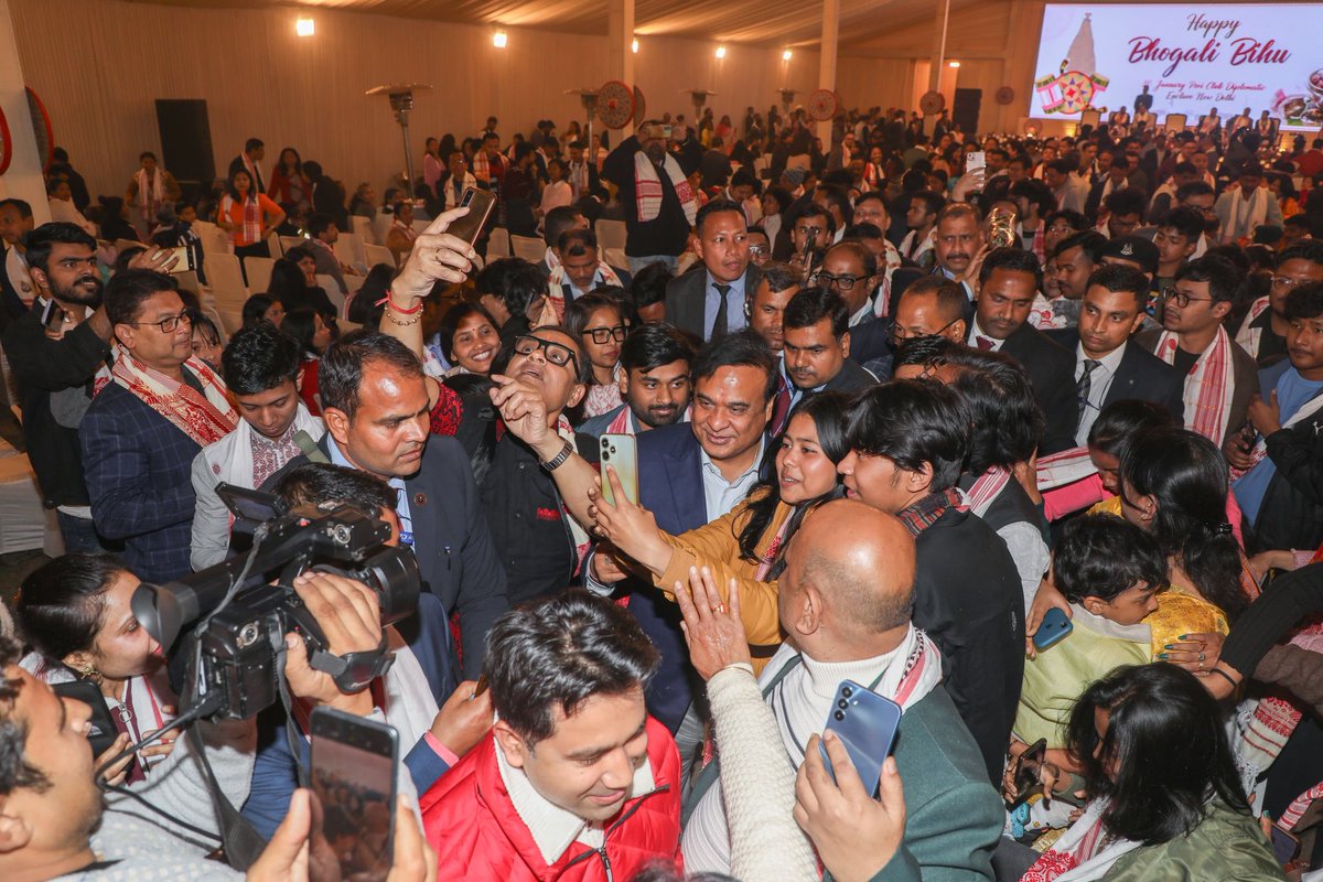 himantabiswa's tweet image. Spent a great time with the Assamese community in New Delhi tonight, sharing pithas &amp;amp; selfies 😃

Our extended family in the national capital, I spoke to them about our vision of a new Assam and their role in making it a reality!

@sarbanandsonwal
@DilipSaikia4Bjp
@PmargheritaBJP