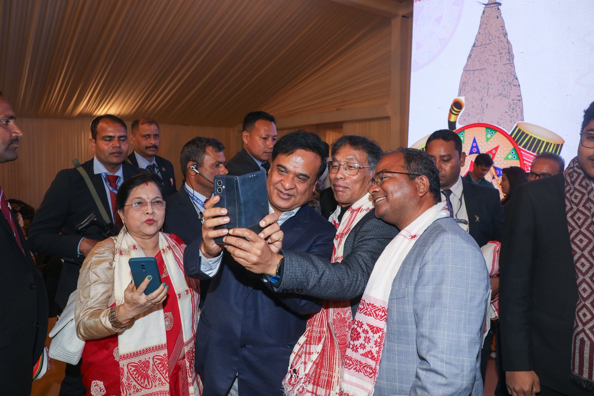himantabiswa's tweet image. Spent a great time with the Assamese community in New Delhi tonight, sharing pithas &amp;amp; selfies 😃

Our extended family in the national capital, I spoke to them about our vision of a new Assam and their role in making it a reality!

@sarbanandsonwal
@DilipSaikia4Bjp
@PmargheritaBJP