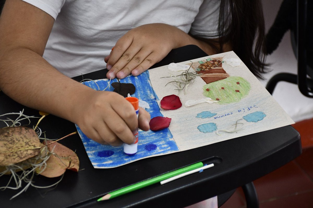 CREFAL_Oficial's tweet photo. 📢 ¡Semana de creatividad y arte en CREFAL! 🎨✨

Concluimos tres días de actividades artísticas en el marco de los Semilleros Creativos, una iniciativa de la @cultura_mx a través del programa Cultura Comunitaria. Durante estas sesiones, niñas, niños, adolescentes y jóvenes participaron en ejercicios de pintura, fomentando su creatividad y expresión artística.

✅ ¿Qué son los Semilleros Creativos?
Son espacios gratuitos de formación artística para niñas, niños, adolescentes y jóvenes, con el objetivo de:
🔹 Fomentar el pensamiento crítico.
🔹 Impulsar la participación en la vida cultural.
🔹 Promover la creación artística y comunitaria.

📸 Les compartimos algunas de las pinturas realizadas en estas sesiones.

En el CREFAL continúamos promoviendo la educación y el arte como herramientas para el desarrollo comunitario. ¡Gracias a todas y todos por su participación!

#CREFAL #SemillerosCreativos #CulturaComunitaria #ArteParaTodasyTodo