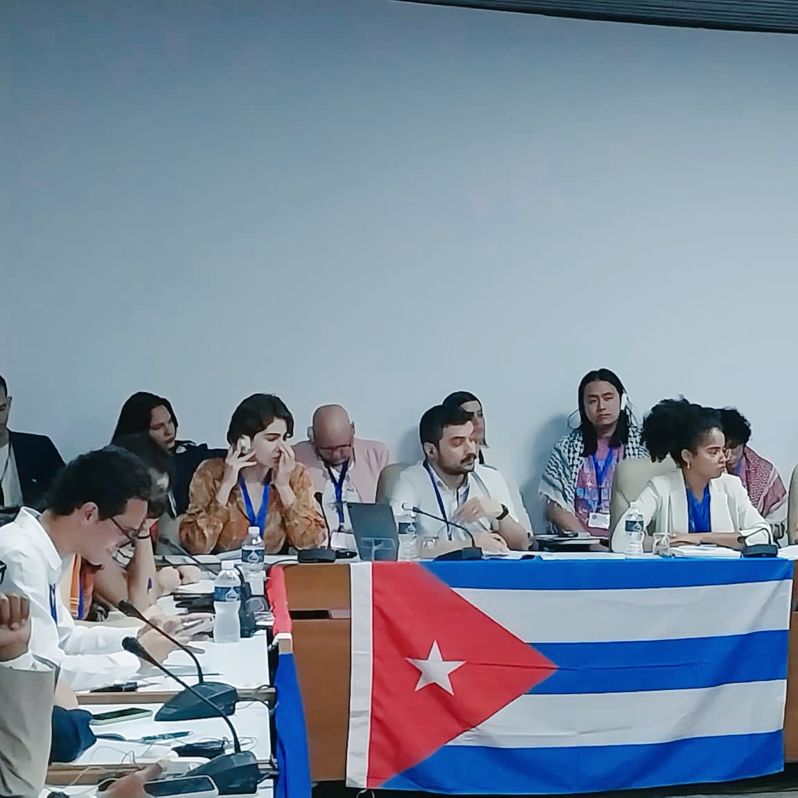 📢 ¡Hoy en la #VIConferenciaPorElEquilibrioDelMundo! 🇨🇺 La Sala 6 del Palacio de Convenciones acoge:

☀️ Mañana: Foro Juvenil “Con Todos y Para el Bien de Todos”

🗣️ Ponencias de jóvenes líderes de 🇵🇾🇹🇷🇵🇹🇨🇺

💬 Debate sobre el rol de la juventud, antiimperialismo, Martí y Fidel.