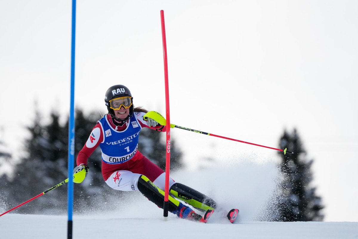 Zrinka Ljutic 🇭🇷 takes the top spot after the first run in Courchevel with a time of 51.88! Wendy Holdener 🇨🇭 is right behind, just +0.19 back, while Katharina Liensberger 🇦🇹 holds third place at +0.68.

Get ready for an intense second run at 20:00 CET! ⚡

#FISAlpine