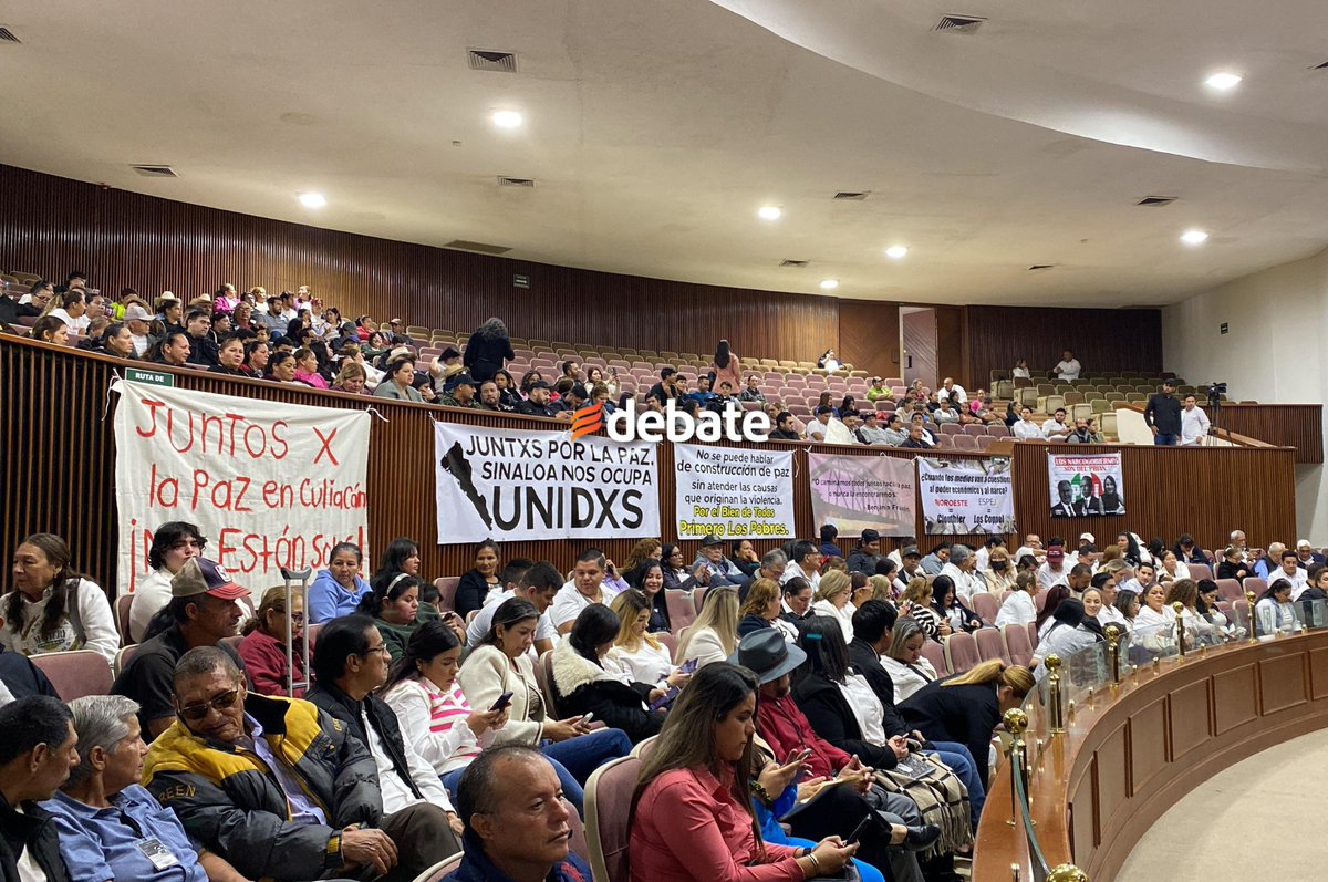 ELDEBATE's tweet photo. 🔴 ¡Adentro y afuera! La ciudadanía en #Culiacán se planta a las afueras y en el interior de el Congreso del Estado de Sinaloa para manifestarse ante la creciente inseguridad y violencia en el estado.

Fotos: Marco Ruiz | DEBATE

Más información: https://t.co/E85KwpiKIR https://t.co/SYFBdlbLWb