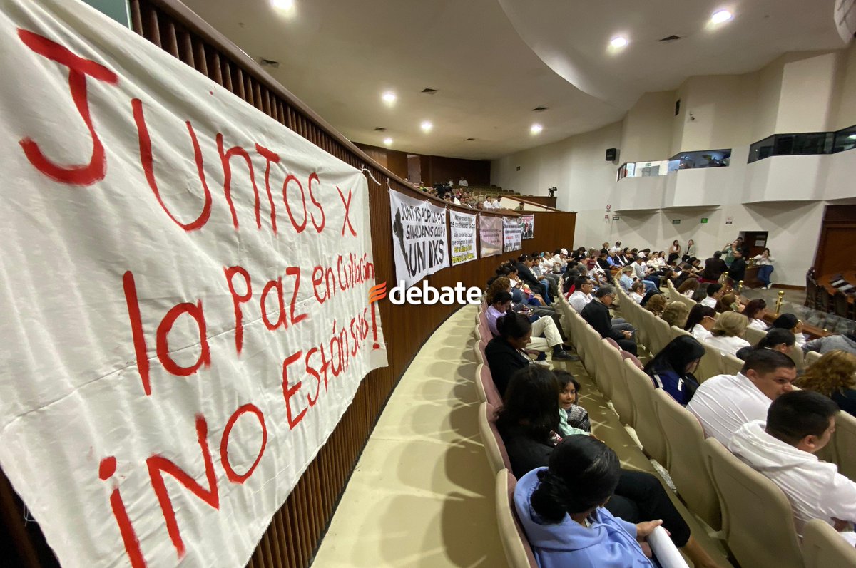ELDEBATE's tweet photo. 🔴 ¡Adentro y afuera! La ciudadanía en #Culiacán se planta a las afueras y en el interior de el Congreso del Estado de Sinaloa para manifestarse ante la creciente inseguridad y violencia en el estado.

Fotos: Marco Ruiz | DEBATE

Más información: https://t.co/E85KwpiKIR https://t.co/SYFBdlbLWb