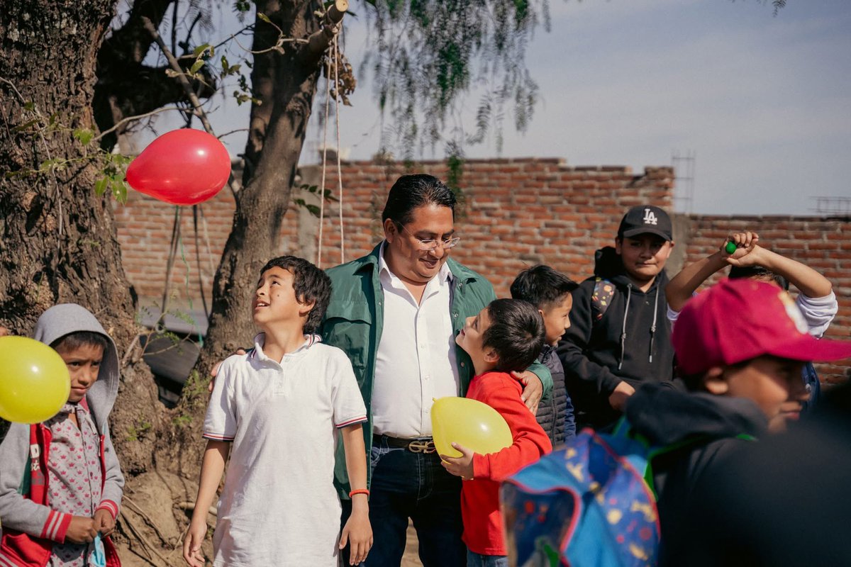 Cada sonrisa, cada gesto de cariño y cada palabra llena de buenos deseos hacen de este día algo inolvidable para mí.

Ver el amor y la unión reflejados en este hermoso gesto me llena de esperanza y orgullo.

¡Gracias por tanto, bienvenidos estos 44 años!

#PepeCinto
