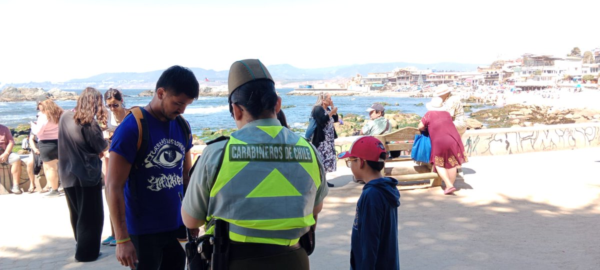 CarabValparaiso's tweet photo. #Puchuncaví: Carabineros de la Oficina Integración Comunitaria de #Quintero realiza campañas preventivas en el borde costero de #Horcon. #LaPrevenciónEsNuestraEsencia https://t.co/mwb66c7DnP