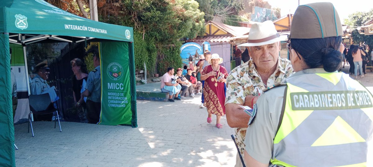 CarabValparaiso's tweet photo. #Puchuncaví: Carabineros de la Oficina Integración Comunitaria de #Quintero realiza campañas preventivas en el borde costero de #Horcon. #LaPrevenciónEsNuestraEsencia https://t.co/mwb66c7DnP