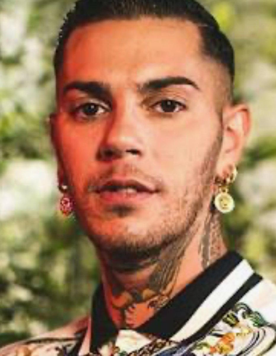 Emis Killa travolto dall’inchiesta ultrà costretto a rinunciare a Sanremo..
strano che non sia difeso da Meloni, Salvini e compagnia.. non è mica stato condannato e quindi è ancora innocente..
(Spero che si capisca l’ironia)