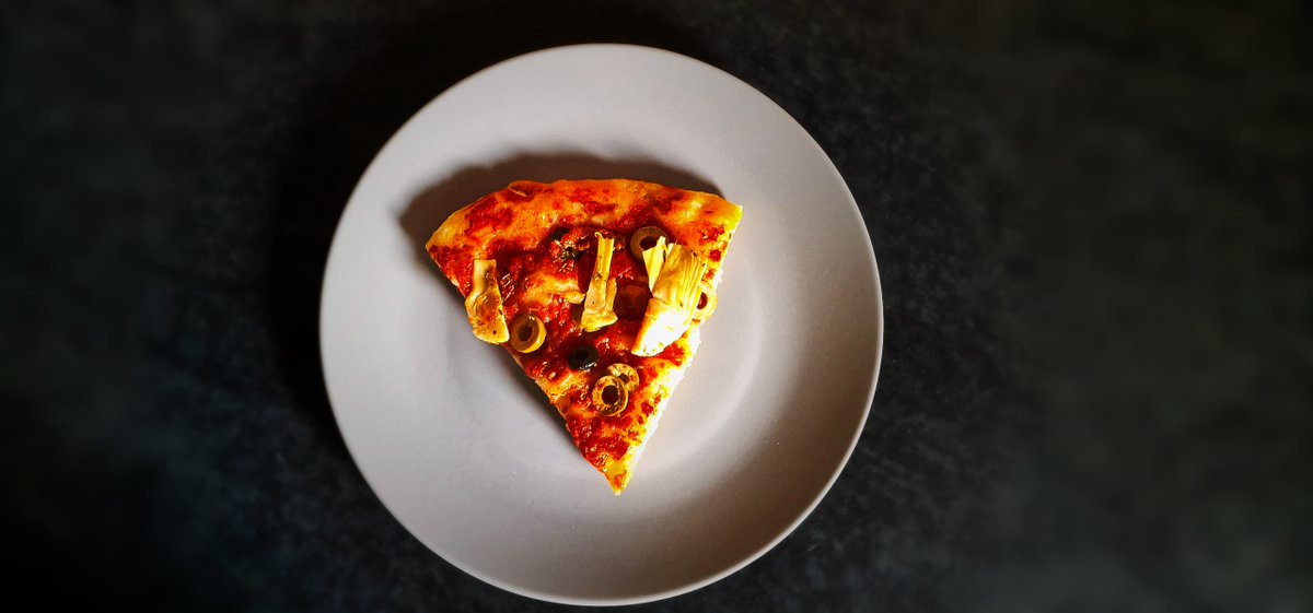 Dopo una pausa (anche il lievito madre ha bisogno di riposo!), torniamo con un nostro grande classico: Focaccia alle tre farine! 
Ricetta nel link. 
 #panificazione #lievitomadre #focaccia

temporealechannel.com/2022/08/focacc…