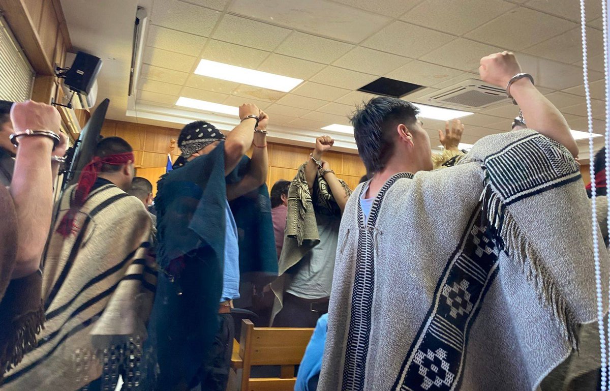 Chile. Cae nuevo montaje estatal contra mapuche: 17 comuneros son absueltos por tribunal de Angol pirqamultimedia.com/2025/01/30/chi… a través de @httpsxcomPadron