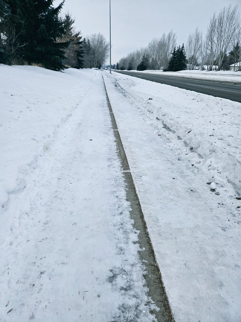Michell2Sell's tweet image. .@CityofRedDeer Please send your snow crews to clear your sidewalks on the southside of Ross Street between 30 Ave &amp;amp; Donlevy Ave.  It's solid ice! There's been no gravel or salt.  It's not like you've been busy doing snow removal this month 😏