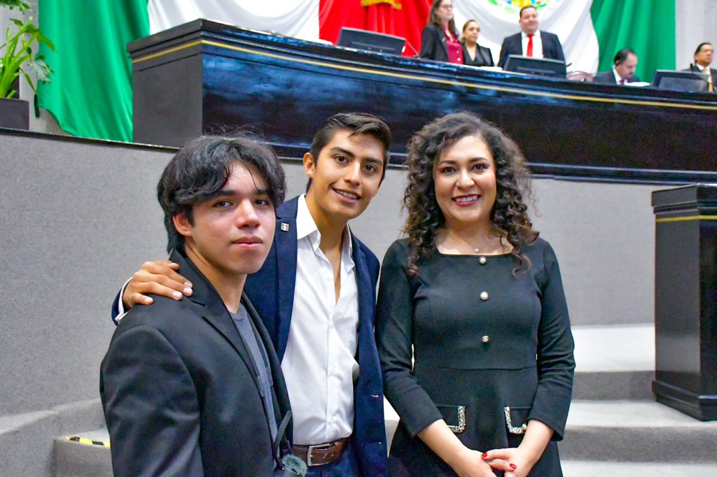 La juventud es clave para el futuro de Veracruz, por ello, hoy presento con orgullo la iniciativa de la Red de Jóvenes por México; jóvenes talentosos, comprometidos y preocupados por nuestro estado, como Ernesto Vivas Enríquez, quien propone reformar la Ley de Educación del