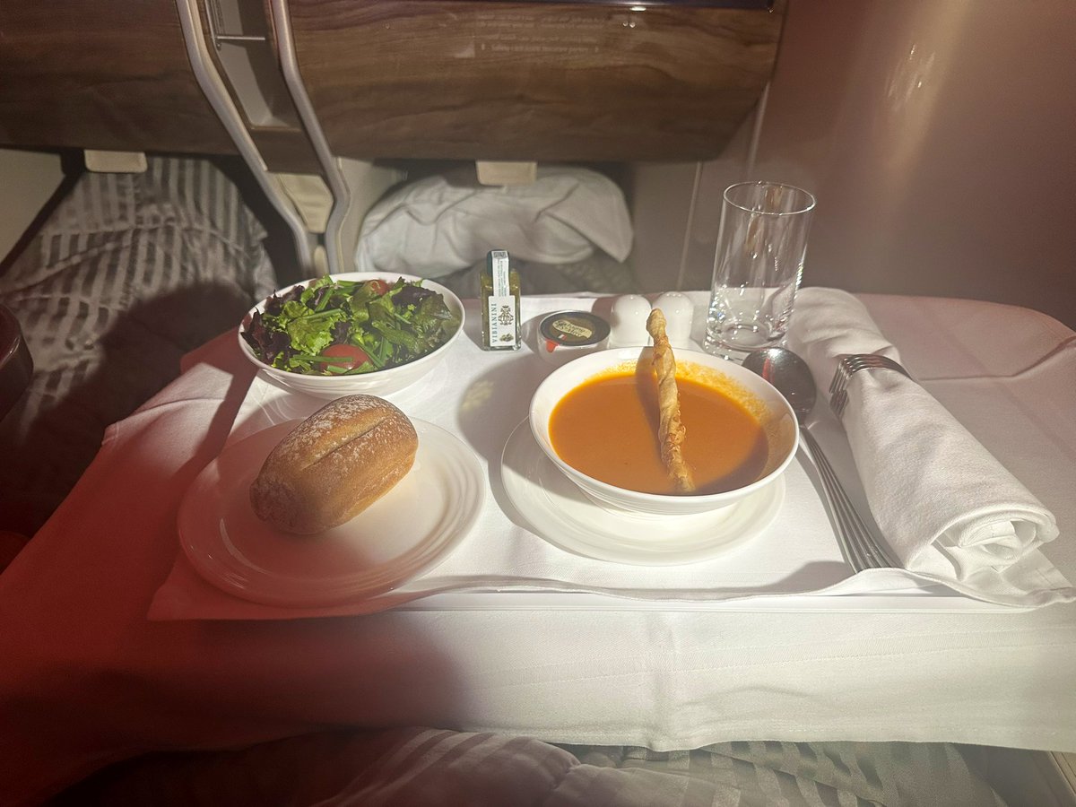 free_style_chef's tweet photo. Flight #2 - more food cuz… boredom.
A 14h flight = eat, drink, sleep, repeat! 😬🤷♀️
#travel #inflightdining #kebab #emirates #wine https://t.co/pBCLqSafFb