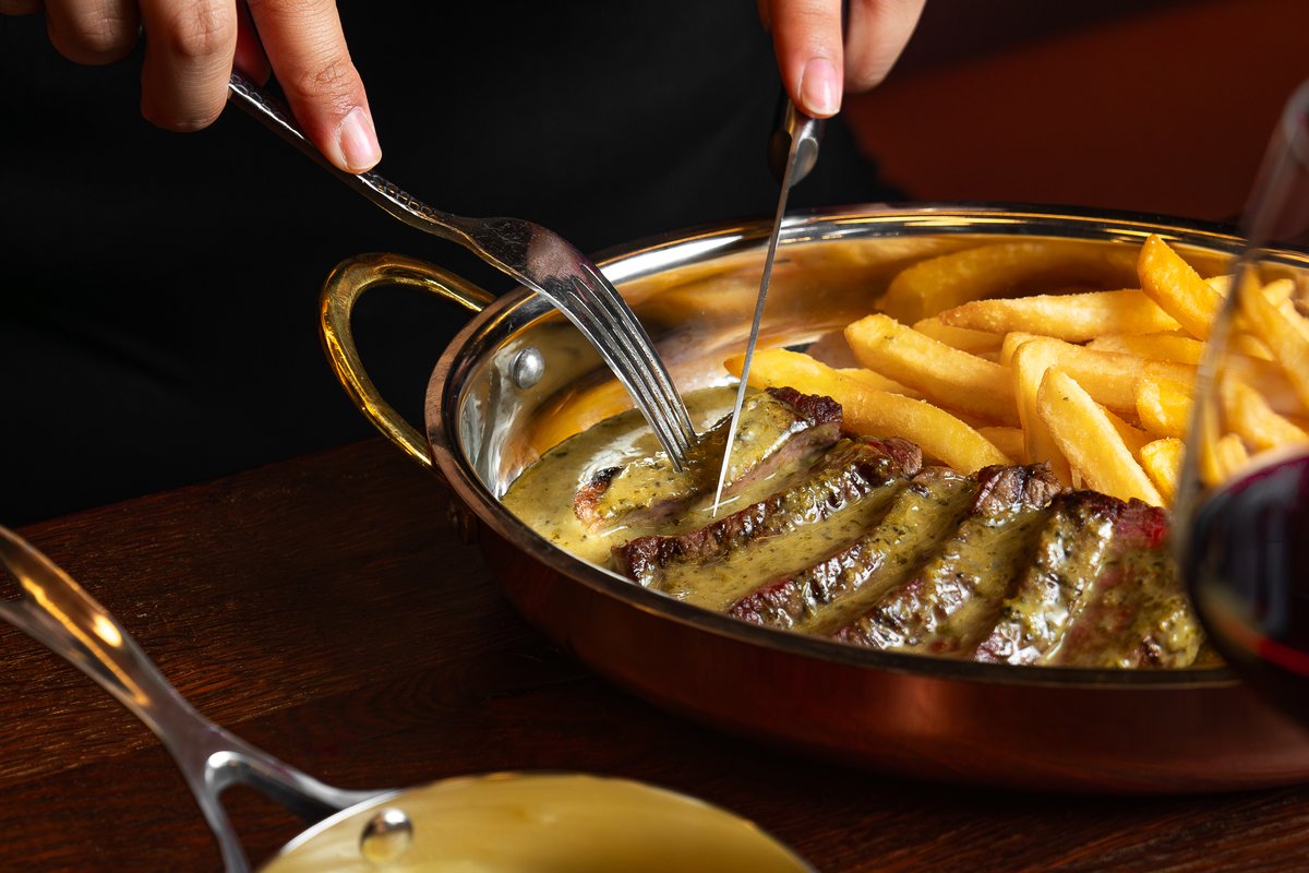 Il communique beaucoup sur les réseaux sociaux et il cartonne ! Le restaurant BLACK ANGUS place de la république propose 3 menus à partir de 29€ avec de la viande Angus, frites, purée et sa sauce. Efficace et bon !  #restaurantparis
restoaparis.com/fiche-restaura…