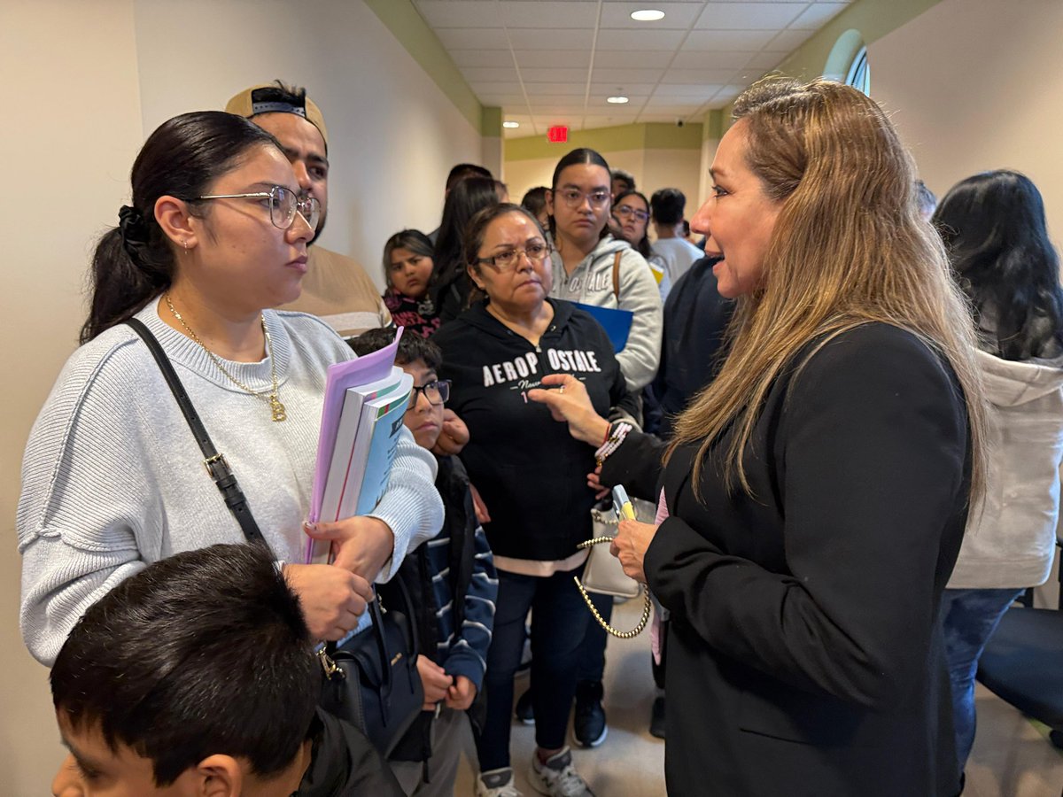 nenaorantes's tweet image. Con el objetivo de acercar los trámites consulares a la comunidad, hoy asistí a la ciudad de #KatyTX, para llevar a cabo, junto con el personal del #ConsulmexHou, las Actividades De Documentación Entre Semana (#ADES). Durante esta jornada, se atendió a la comunidad mexicana.