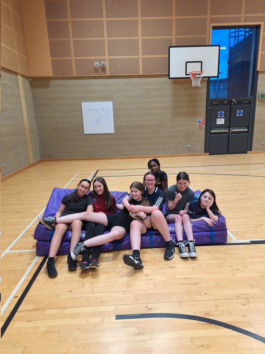 🥵After an hour of hard work after school, our girls chose to do their team photo on the comfort on the crash mats.

👏Well done to the girls that showed up tonight, we worked on defence, passing and fitness(aka diving onto the mats)

Looking forward to our first game next week!