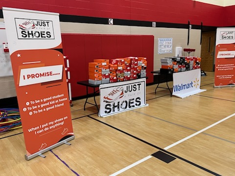 WayneGirlsBBall's tweet image. Our young ladies hard a great time giving back to the community during the @Shoesforsuccess 🚂💨