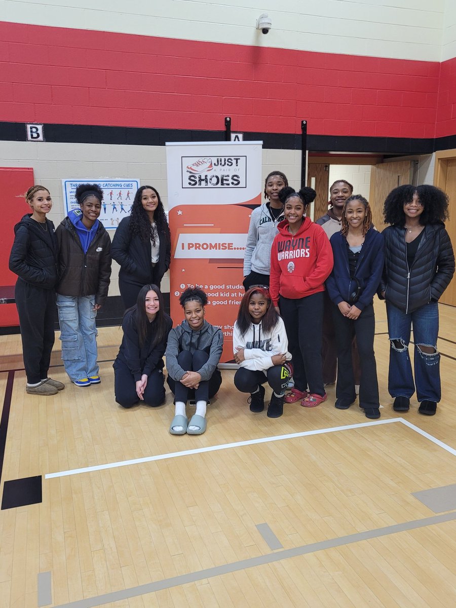 WayneGirlsBBall's tweet image. Our young ladies hard a great time giving back to the community during the @Shoesforsuccess 🚂💨