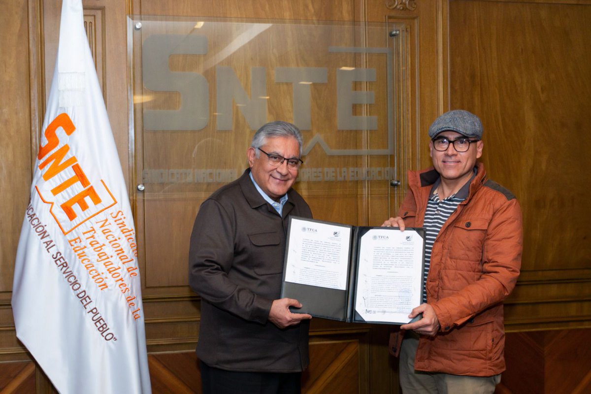 Seccion36Ofic's tweet photo. El Mtro. Alfonso Cepeda Salas, Srio. Gral. del #SNTE, entregó al Prof. Filiberto Frausto Orozco la Toma de Nota, expedida por el @TFCA_mx, que lo ratifica como dirigente de la #Sección34 en #Zacatecas. https://t.co/Orh8j0CiFG