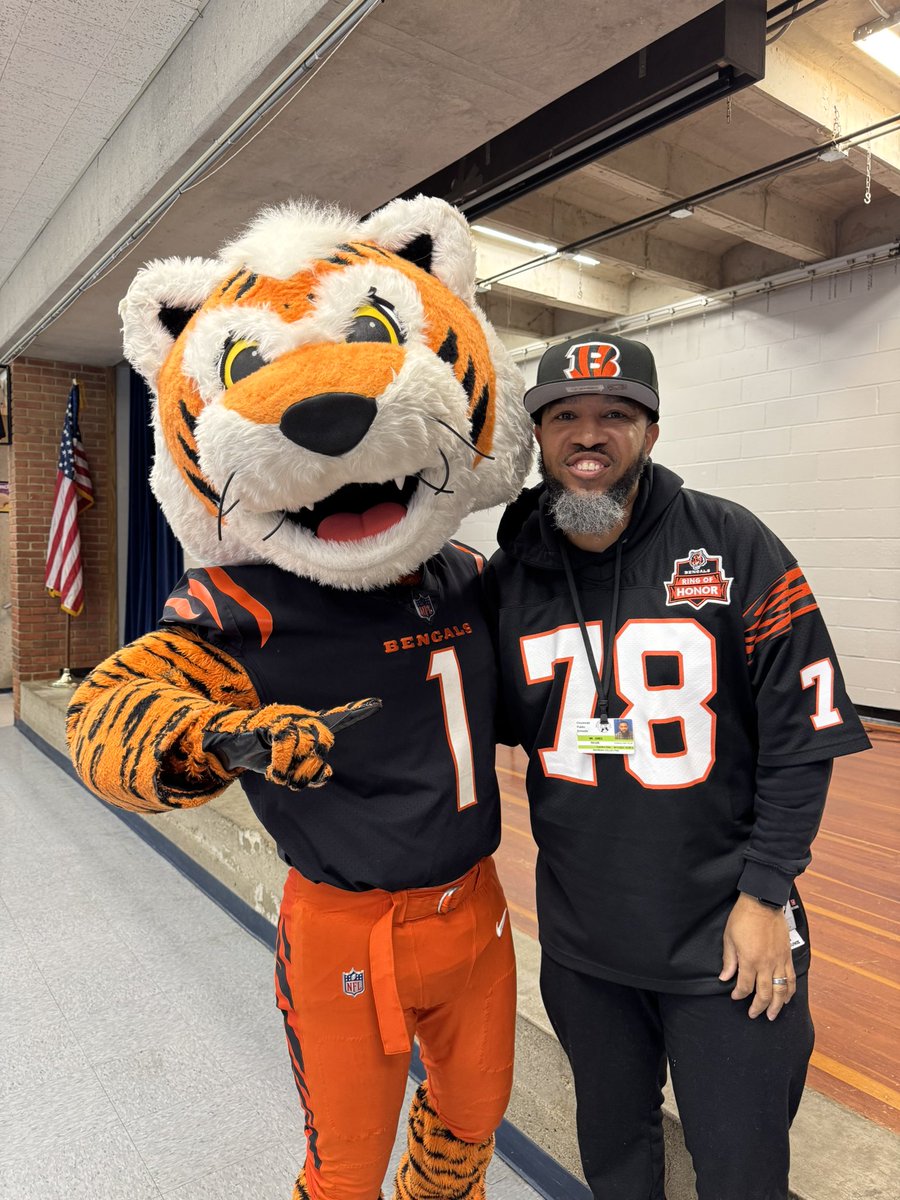 KDrama513's tweet photo. 🏈 @sam_hubbard_ &amp; Who Dey came to our school today (@CPS_OwensCenter) to help present a $3,000 prize we received for winning @IamCPS’ breakfast challenge. We have a great staff at Owens &amp; I’m grateful to be on the team with them. https://t.co/O51rRYtG8h