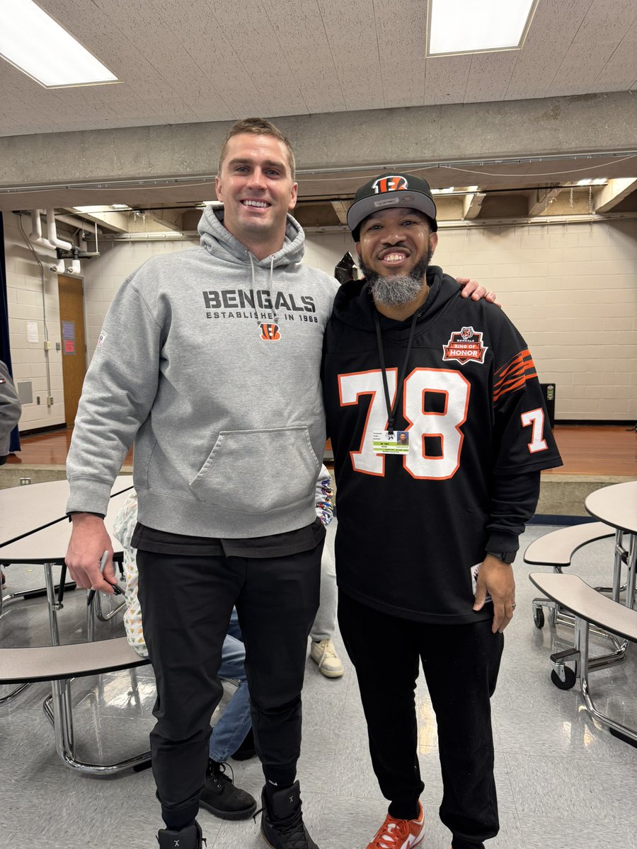 KDrama513's tweet photo. 🏈 @sam_hubbard_ &amp; Who Dey came to our school today (@CPS_OwensCenter) to help present a $3,000 prize we received for winning @IamCPS’ breakfast challenge. We have a great staff at Owens &amp; I’m grateful to be on the team with them. https://t.co/O51rRYtG8h