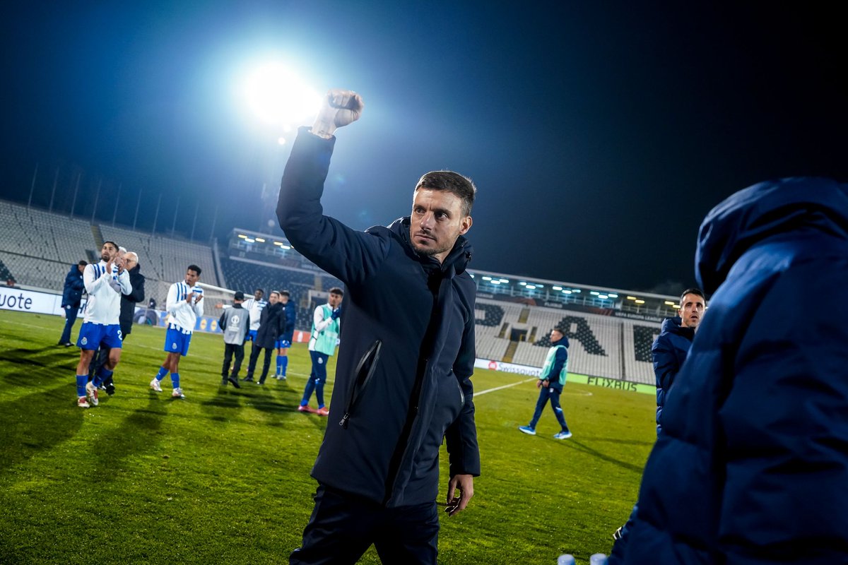 FCPorto's tweet photo. 🎙Anselmi: “Ouvi sempre os portistas a cantar durante o jogo. É um prazer dar-lhes esta vitória, porque sei o esforço que fazem. Eu fui adepto e sei o que é viajar para ver a equipa. Voltar com uma vitória é a coisa mais bonita”

#MTAFCP #UEL https://t.co/eBnrCAOyuI