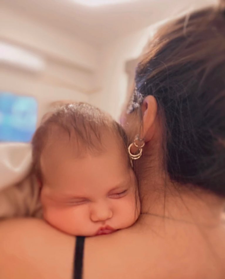 Canım kızım 🩷
50 günde bile o kadar büyüdün ve tontik oldunki, bu kadar hızlı büyümen beni çok korkutuyor. Kokum olmadan uyumamaların, beni görmediğinde korkman, her saniye dikkatle yüzümü inceleyip gülümsemelerin… belki bunlar bir gün bitecek ve ben bu günleri çok özleyeceğim.