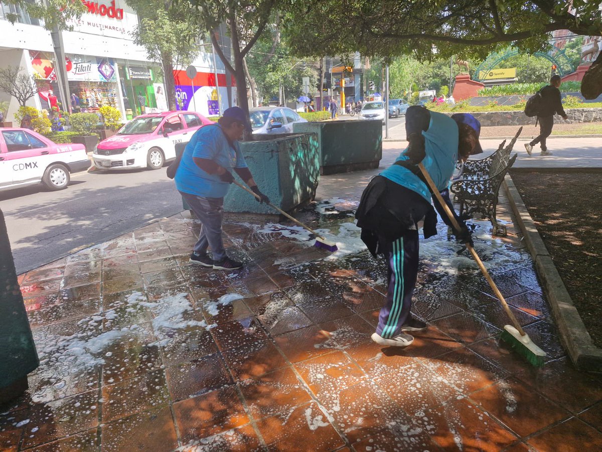 yoamopolancoMH's tweet photo. 🌟 Jornada de Limpieza Urbana 🌟
Ayer, desde la @AlcaldiaMHmx, llevaron a cabo trabajos de limpieza en la Col. Polanco IV Secc.
📍 Horacio, de Aristóteles a Mariano Escobedo
Gracias a @cesar_m_garrido, al Lic. David Rodríguez Lara y a todo el equipo por su compromiso con Polanco https://t.co/qgwtvQTacj