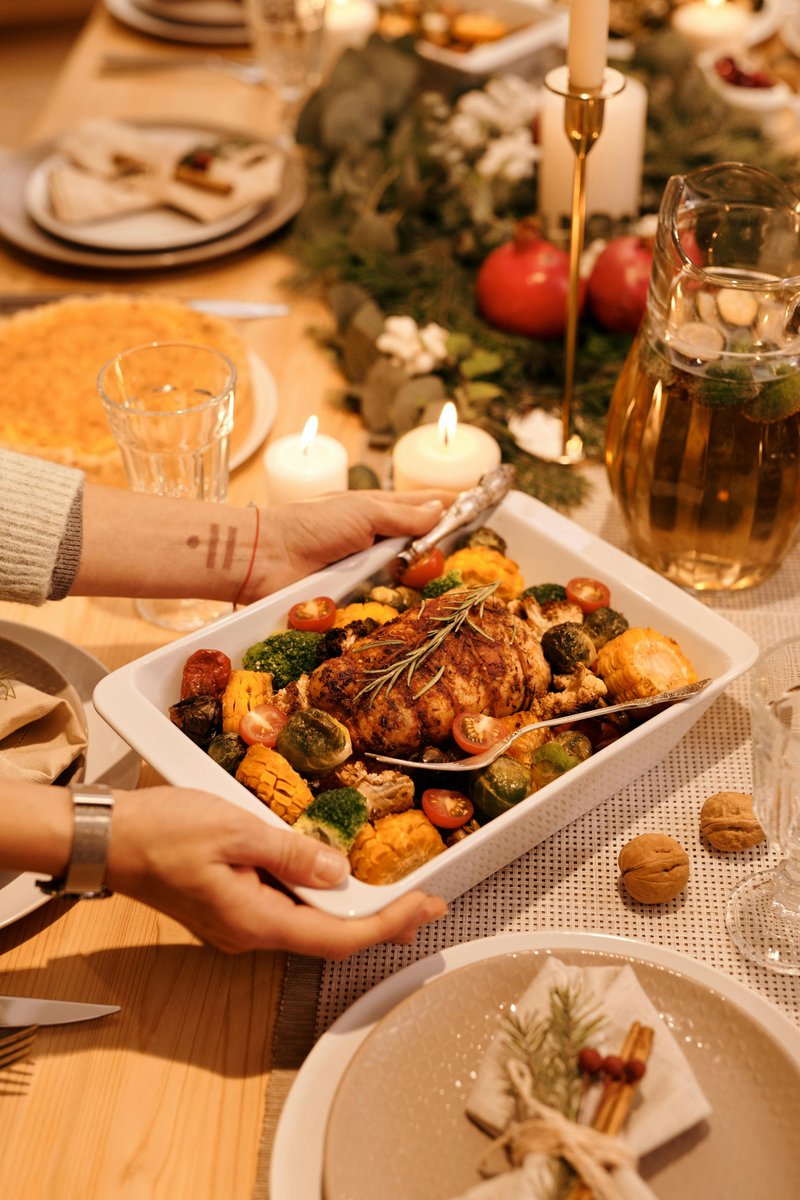 HannahRoss02's tweet photo. A cozy winter feast with friends! 🍗���� #WinterFeast #HomeCooking #GoodTimes https://t.co/jkTQscRV67