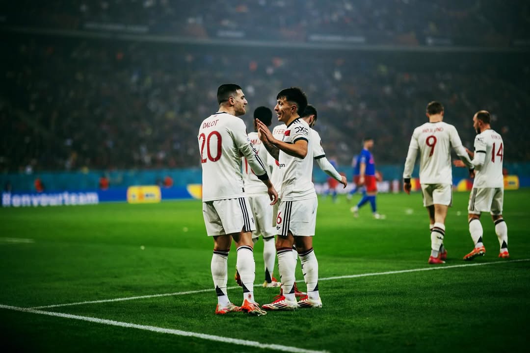 LisandrMartinez's tweet image. Into the last 16! Thanks to the travelling support, Red Devils! @ManUtd 👹❤️