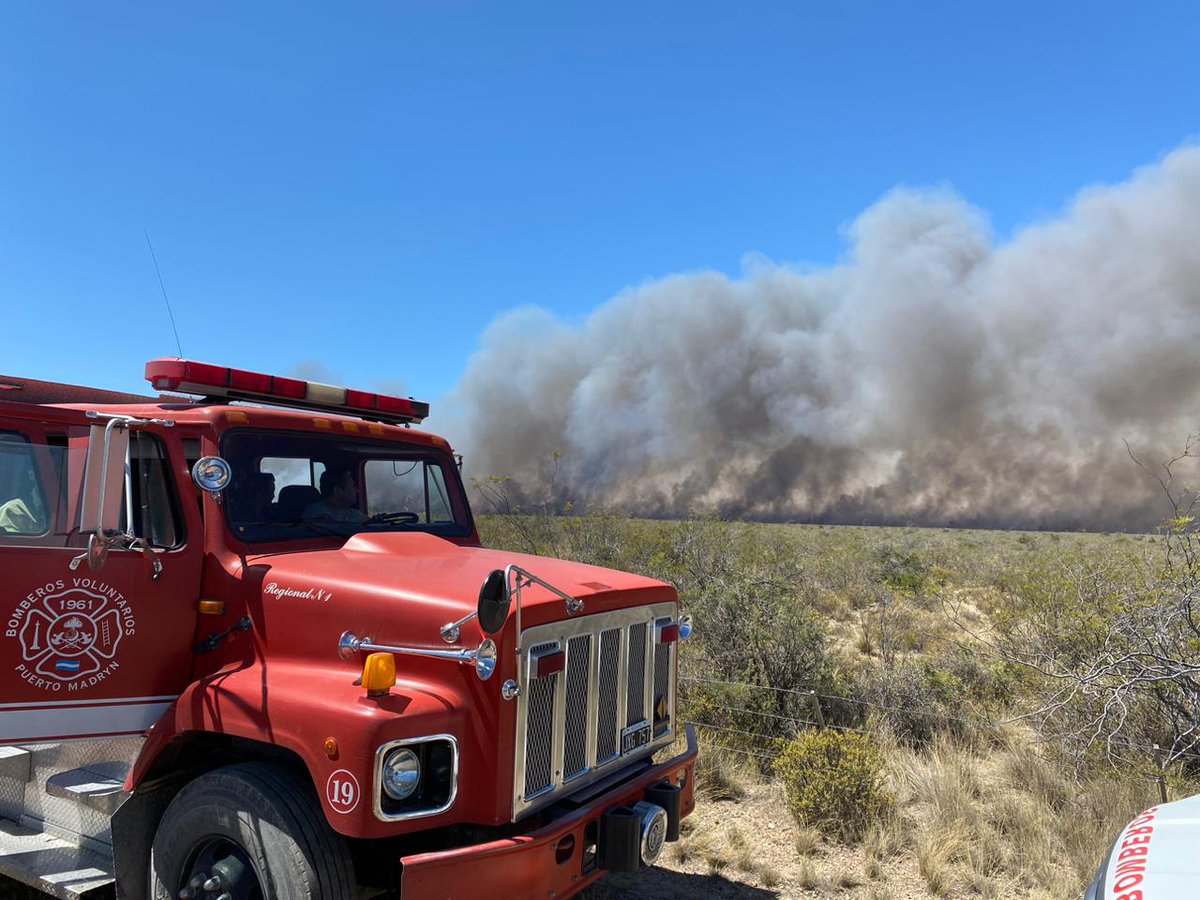 BomberosMadryn's tweet photo. *19:40 INFORMACIÓN OFICIAL*
Incendio zona norte de Puerto Madryn. *Fuente:* comandante Ricardo Saavedra, jefatura Asociación Bomberos Voluntarios de Puerto Madryn.
El estado del incendio continúa siendo FUERA DE CONTROL con gran actividad.
👇 https://t.co/gftuQ0b4Yi