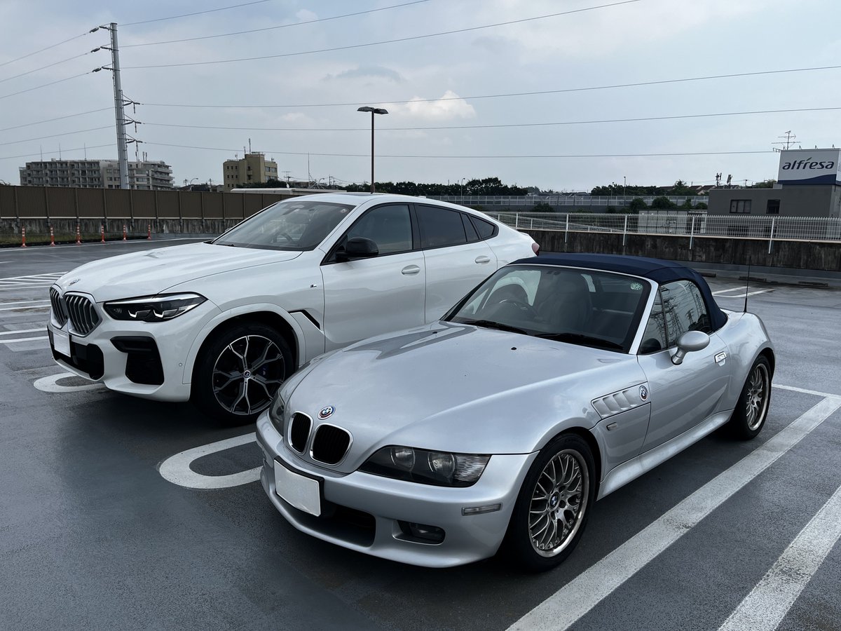 santoph's tweet photo. #2台持ちで頑張っています
白🐼:カミさんの通勤用、至れり尽くせり超快適車。
#bmwx6
#g06
銀🦈:28年前に一目惚れして新車購入→諸事情あり一度降りる→20年後に2001年式後期最終限定車を中古で購入→色々不便&雨漏りするけど一生連れ添う溺愛車。
#bmwz3
#e367 https://t.co/WlrfJXHVEw