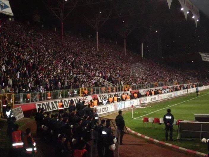 vasilijje's tweet photo. Duygusallığa gerek yok tek katlı kıpkırmızı 25.000 kişilik rakibi baskı altına alabilceğimiz stadyumu cehenneme çevirebileceğimiz insanların ulaşımı kolay akustiği iyi kısacası karadenizin göz bebeğine ve SAMSUNA YAKIŞAN BİR STADYUM İSTİYORUZ! #SamsunaYakışırStadyum https://t.co/8AIvPxkoqd