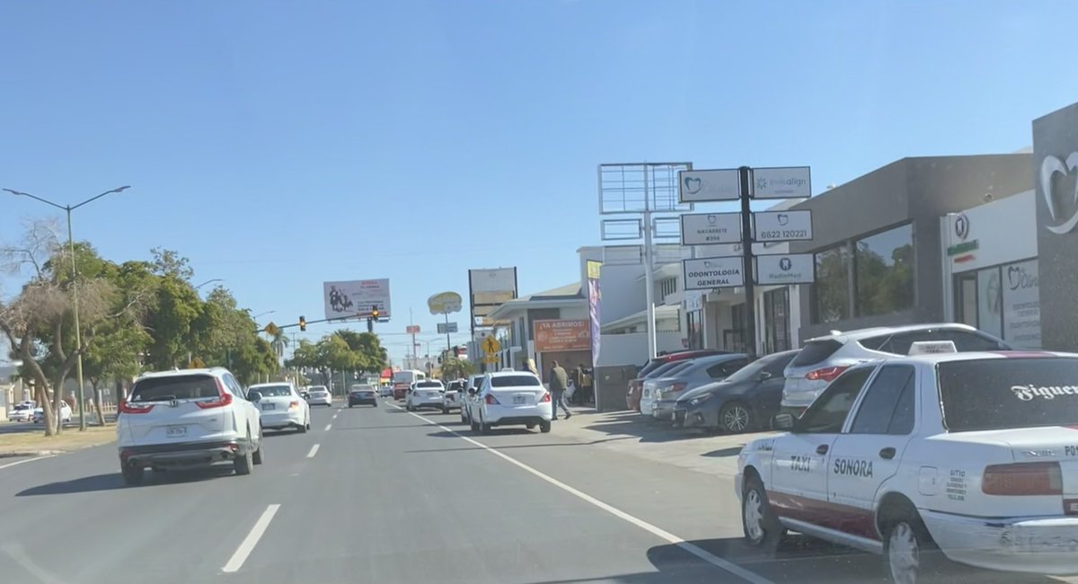 aldalucia's tweet photo. ¿Qué no pasa tránsito por aquí? Ya sabemos la carga vehicular que trae el Navarrete, como para que se apropien del acotamiento (ciclo vía). Entre visitantes al consulado y Taxis, cada vez más laxa la vigilancia y más invasión a banquetas y estacionamientos comerciales de la zona. https://t.co/g5SvjYEFYR