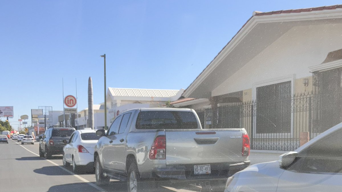 aldalucia's tweet photo. ¿Qué no pasa tránsito por aquí? Ya sabemos la carga vehicular que trae el Navarrete, como para que se apropien del acotamiento (ciclo vía). Entre visitantes al consulado y Taxis, cada vez más laxa la vigilancia y más invasión a banquetas y estacionamientos comerciales de la zona. https://t.co/g5SvjYEFYR