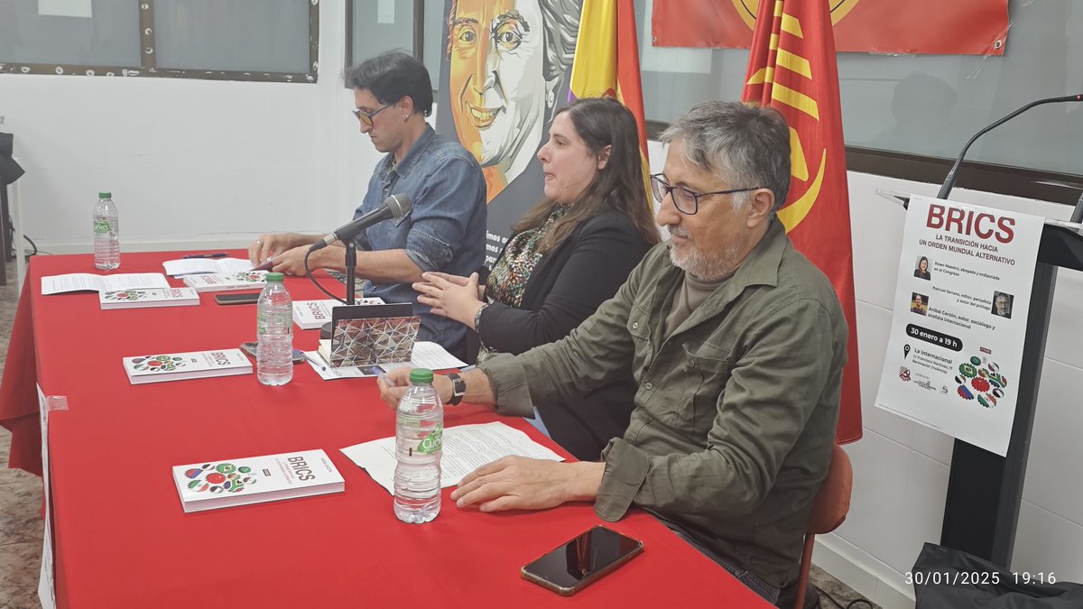 elPCPV's tweet photo. En "La Internacional" en la presentacion del libro sobre los BRICS de @AnibalGarzon , con el autor junto a @pascual_serrano y @Roser_Maestro https://t.co/A23p2eqT0p
