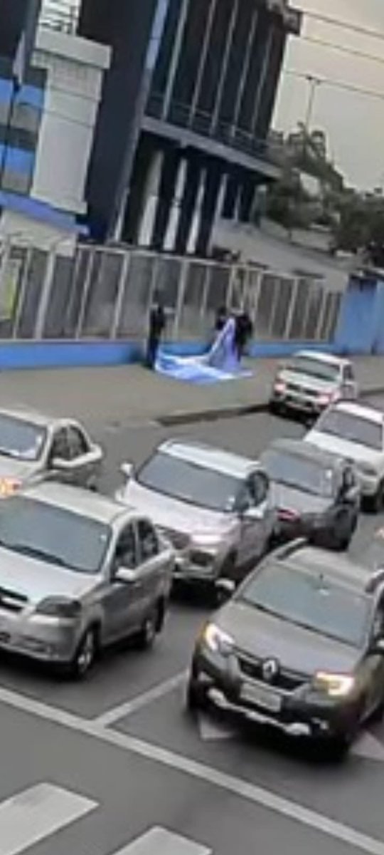 aquilesalvarez's tweet photo. Este es el que puso la pancarta falsa, el malandro y farmacodependiente que trabaja para la campaña sucia, no le bastó con llevarse en peso todo acá en el muni. 

Este es el que puso la pancarta. Miren a nombre de quién está el carro. 

La coca-cola le tiene fundido el mate, lleno de odio y ese odio lo comercializa con los odiadores que hoy están en el poder.
