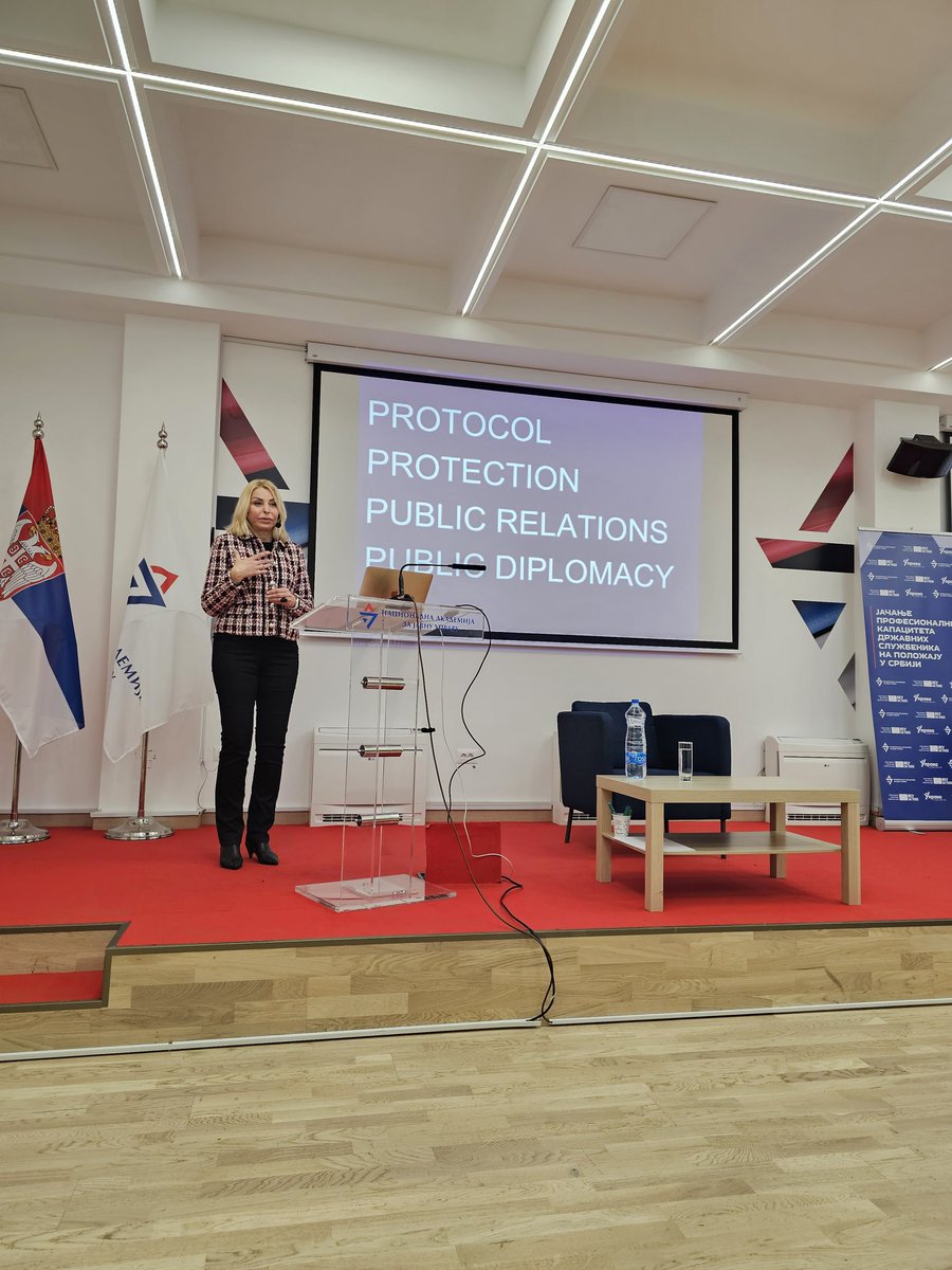 PribicevicU's tweet image. 🎓#Masterclass na temu "Diplomatski protokol" odrzan je za sluzbenike na polozaju u vladi R.#Srbija u Nacionalnoj akademiji za javnu upravu (NAJU).

#diplomaticprotocol #diplomacy #sportsdiplomacy