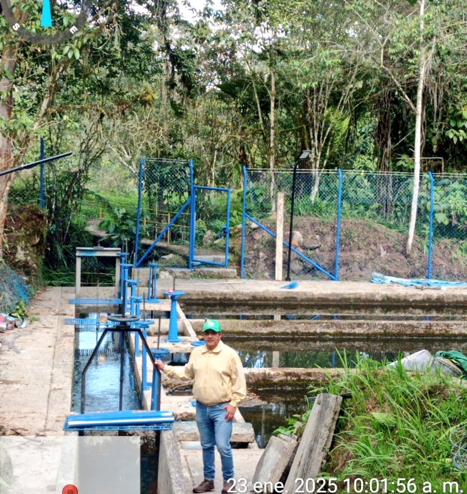 JorgeEmilioRey's tweet photo. El 80% del territorio de #Cundinamarca es netamente rural, más de un millón de cundinamarqueses son campesinos, muchos de ellos aún sin acceso a servicio de agua potable. Recurso que no solo garantiza condiciones de vida dignas, sino que también impacta directamente en la salud y la productividad agrícola de los territorios.

Por eso, desde las Empresas Públicas de Cundinamarca (@epcundi) y la @cundinamarcagob, seguimos optimizando los sistemas de acueductos rurales en el departamento, a través del programa #AguaALaVereda, que favorece a sus asociaciones de acueductos en aspectos financieros, estructurales y sociales, mejorando la calidad del servicio. 

Actualmente, estamos interviniendo 420 acueductos veredales de los 1.500 que existen, según el último censo departamental, realizado por la misma entidad. Son 317 mil habitantes campesinos los que se beneficiarán, con una inversión de 42 mil millones de pesos. 

Fortalecemos sus sistemas de almacenamiento, redes de distribución, plantas de potabilización o equipos de micromedición.  

Este es un esfuerzo conjunto entre el Gobierno Departamental y las administraciones municipales para mejorar la infraestructura hídrica de #Cundinamarca y reducir las brechas entre el sector urbano y rural.