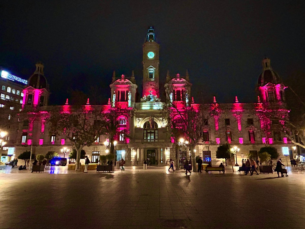 Esta noche el <a href="/AjuntamentVLC/">Ajuntament València</a> se ilumina de rojo carmesí con motivo del cumpleaños de S.M. Felipe VI.

¡Viva el Rey!