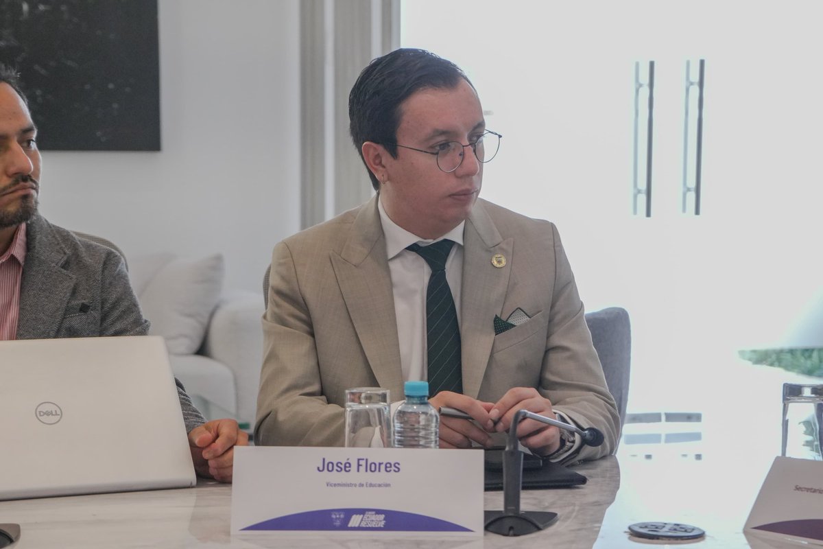 Educacion_Ec's tweet photo. 📍 Con paso firme hacia la modernización y eficiencia del sistema educativo, la ministra @AlegriaCrespo estuvo en Guayaquil para presentar el nuevo procedimiento de homologación del título de Bachiller en línea. A este evento le acompañó @cesarvasquez_ec, secretario de @EduSuperiorEc, y representantes de las universidades quienes reafirmaron el compromiso de seguir impulsando una educación inclusiva y accesible. 📜🌍🎓

En esta primera fase, Chile 🇨🇱, México 🇲🇽 y Perú 🇵🇪, junto con los países miembros del Convenio de La Haya que cuenten con apostilla digital, se suman a este proceso, haciendo que la validación sea más ágil.

En su intervención, la Ministra destacó que este servicio se encuentra disponible en la plataforma Educar Ecuador.🤝 

💻 Conoce más en el siguiente enlace ➡️ https://t.co/v9iOoG9Zy8 

#ElNuevoEcuadorResuelve