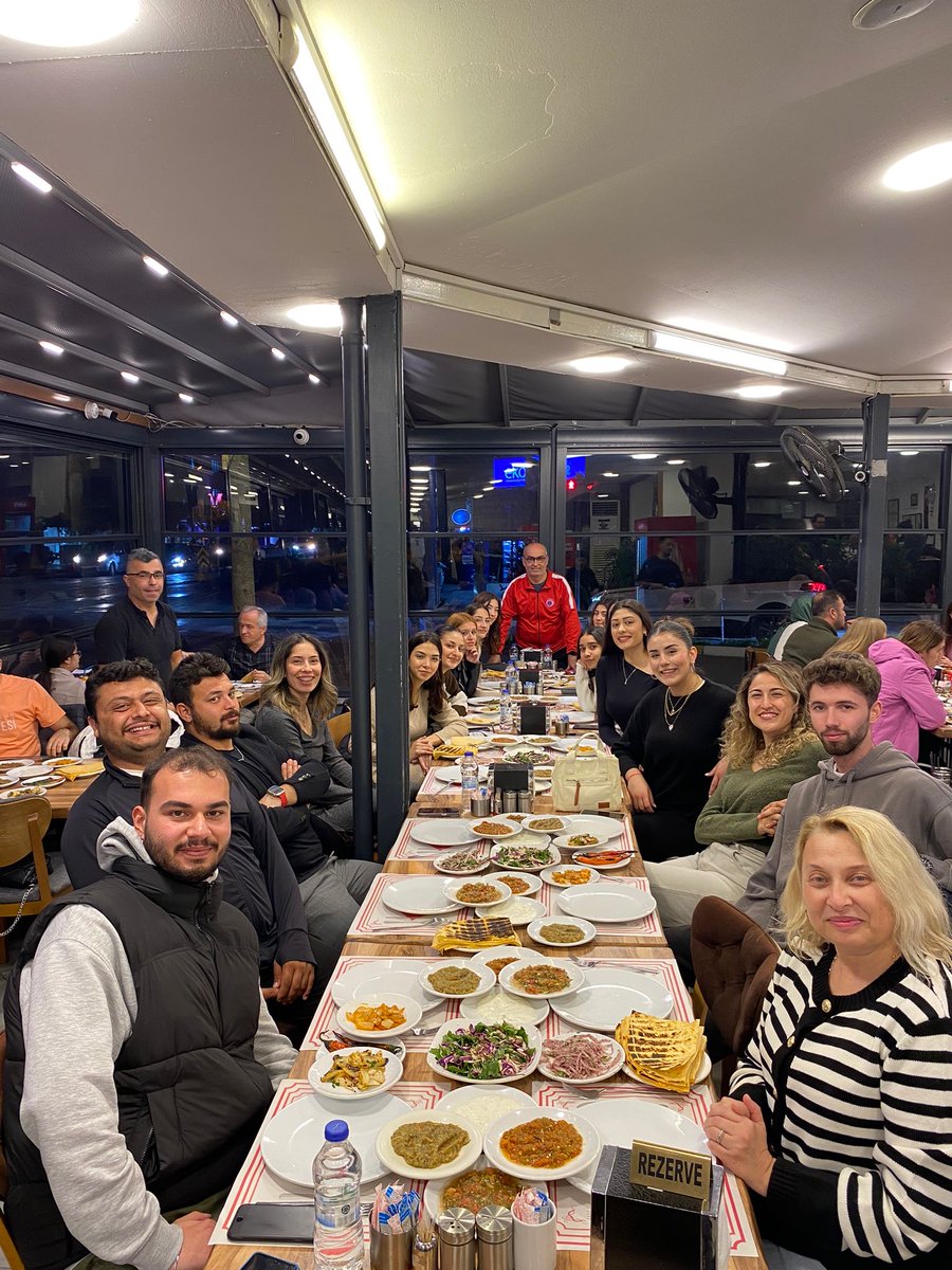 FethiyeSk's tweet photo. Tvf Kadınlar Voleybol 2.Lig 8.Gruptaki son maçımızı Sena Megaspor‘a karşı galibiyet ile tamamladıktan sonra, sezonu Mersinli Ciğerci Aziz ailesi ile noktalandırıyoruz. bu güzel galibiyetin ardından Mavi Meleklerimizle keyifli geçen bir akşam yemeği yedik 🙏🏻 https://t.co/QEU1OJRUU8